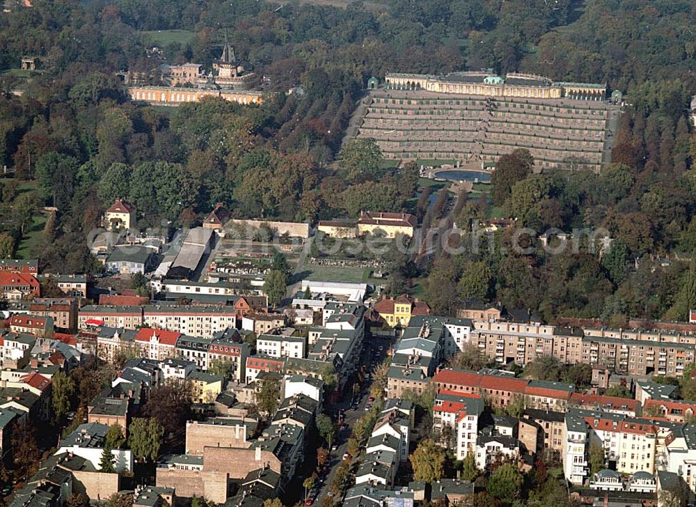 Aerial photograph Potsdam - Wohngebiet an der Sellostraße 23 a, am Fuße des Parkes Sanssouci in Potsdam