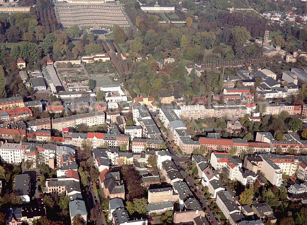 Potsdam from the bird's eye view: Wohngebiet an der Sellostraße 23 a, am Fuße des Parkes Sanssouci in Potsdam