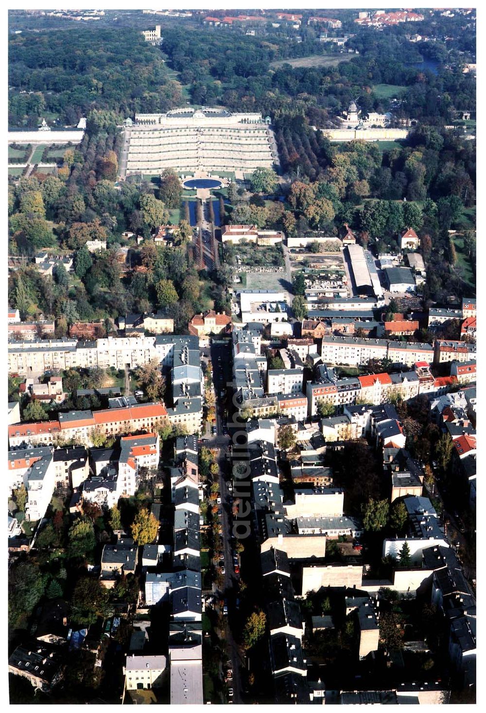 Aerial photograph Potsdam - Wohngebiet an der Sellostraße 23 a, am Fuße des Parkes Sanssouci in Potsdam