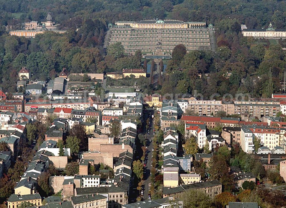 Potsdam from the bird's eye view: Wohngebiet an der Sellostraße 23 a, am Fuße des Parkes Sanssouci in Potsdam