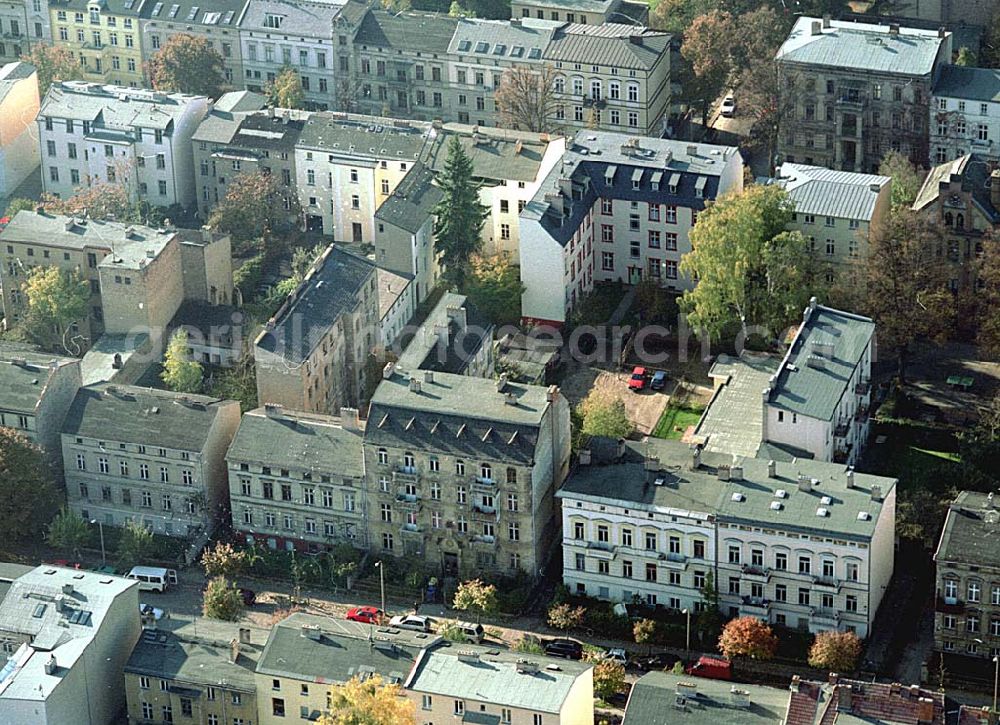 Potsdam from the bird's eye view: Wohngebiet an der Sellostraße 23 a, am Fuße des Parkes Sanssouci in Potsdam