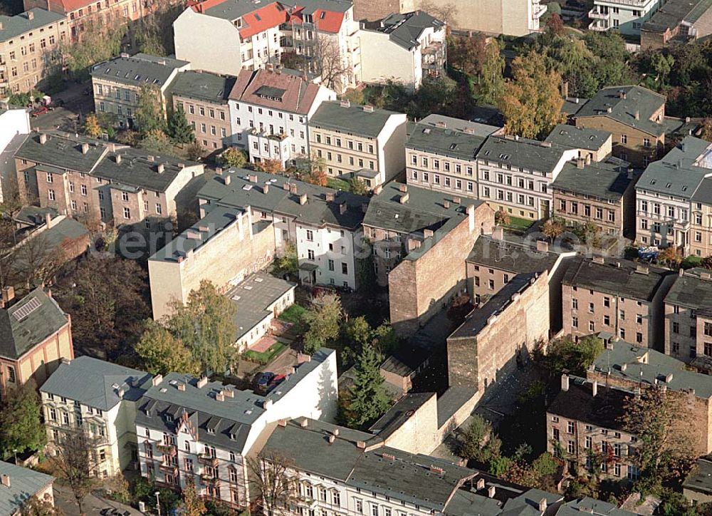 Potsdam from the bird's eye view: Wohngebiet an der Sellostraße 23 a, am Fuße des Parkes Sanssouci in Potsdam