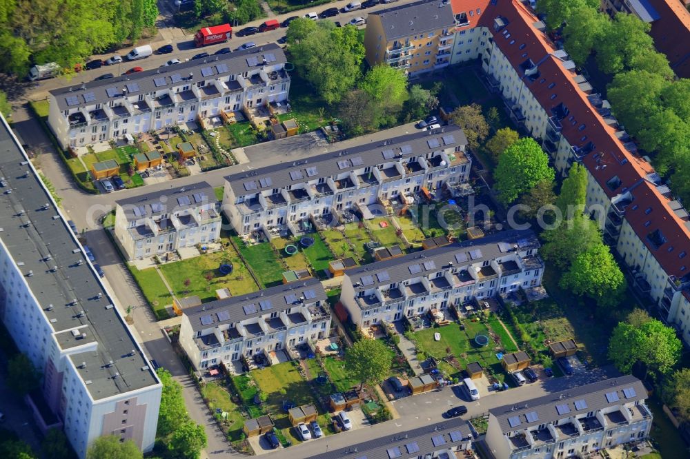 Berlin from above - Residential area on Sokratesweg in the Karlshorst part of the district of Lichtenberg in in Berlin in Germany. The residential area consists of single family semi-detached buildings with small gardens and balconies next to residential estates