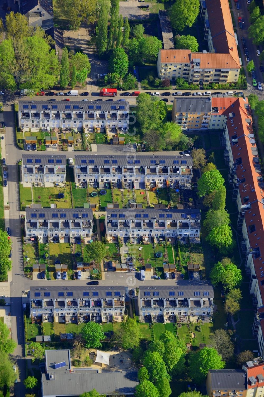 Aerial image Berlin - Residential area on Sokratesweg in the Karlshorst part of the district of Lichtenberg in in Berlin in Germany. The residential area consists of single family semi-detached buildings with small gardens and balconies next to residential estates