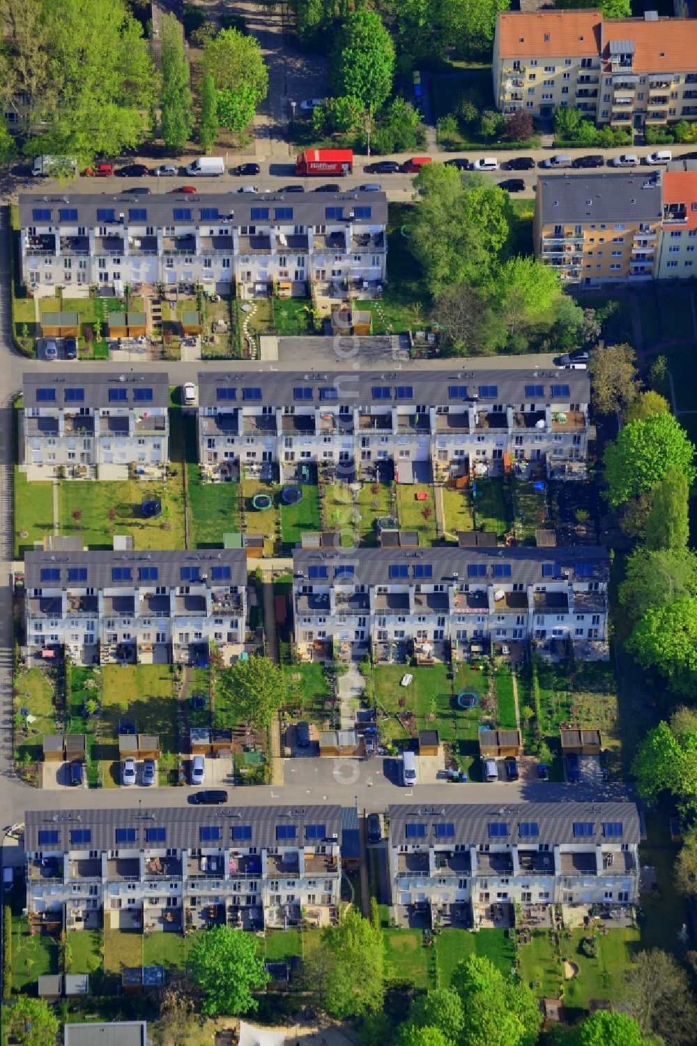 Aerial photograph Berlin - Residential area on Sokratesweg in the Karlshorst part of the district of Lichtenberg in in Berlin in Germany. The residential area consists of single family semi-detached buildings with small gardens and balconies next to residential estates