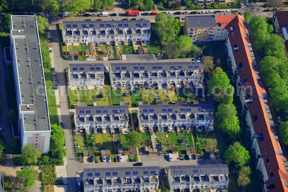 Berlin from above - Residential area on Sokratesweg in the Karlshorst part of the district of Lichtenberg in in Berlin in Germany. The residential area consists of single family semi-detached buildings with small gardens and balconies next to residential estates