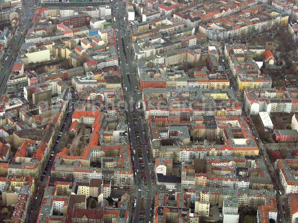 Berlin/ Neukölln from the bird's eye view: Blick auf die Wohngebiete im Bereich Sonnenallee, Weichselstraße, Pannierstraße, Fuldastraße und Reuterstraße in Berlin - Neukölln.