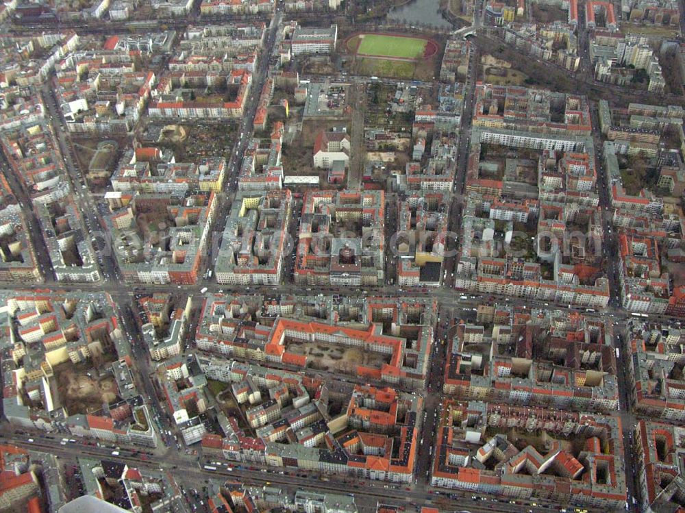 Berlin/ Neukölln from the bird's eye view: Blick auf die Wohngebiete im Bereich Sonnenallee, Weichselstraße, Pannierstraße, Fuldastraße und Reuterstraße in Berlin - Neukölln.