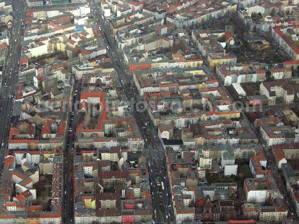 Berlin/ Neukölln from the bird's eye view: Blick auf die Wohngebiete im Bereich Sonnenallee, Weichselstraße, Pannierstraße, Fuldastraße und Reuterstraße in Berlin - Neukölln.