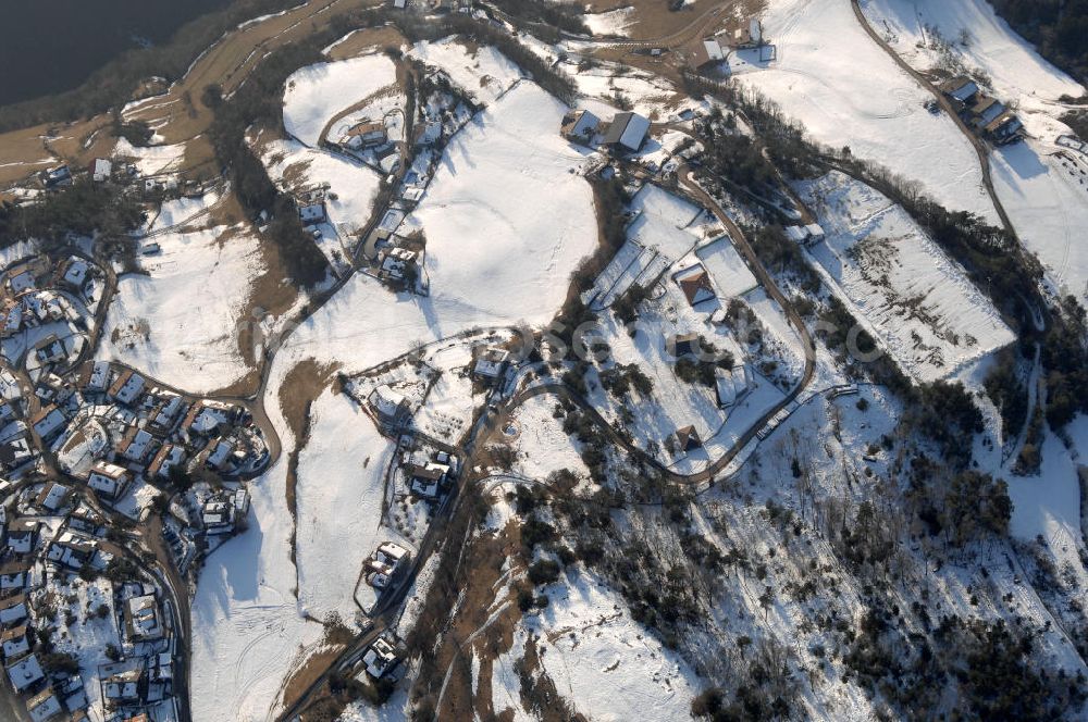 Aerial photograph Voels - Blick auf das winterlich verschneite Wohngebiet und die örtliche Sportzone an den Straßen Miolweg (Via Miol) und Peterbühelweg (Via Peterbühel) in Voels am Schlern (Fiè Allo Sciliar) in Italien.