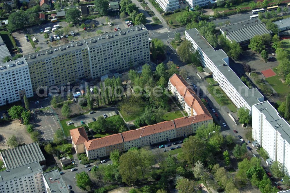 Berlin from above - Blick auf das Wohngebiet an der Storkower Strasse, Alfred-Jung-Strasse und Paul-Junius-Strasse in Berlin-Lichtenberg. HERMES DESIGN