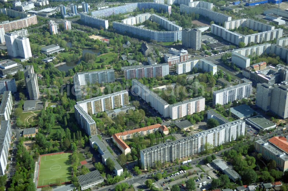 Aerial image Berlin - Blick auf das Wohngebiet an der Storkower Strasse, Alfred-Jung-Strasse und Paul-Junius-Strasse in Berlin-Lichtenberg. HERMES DESIGN