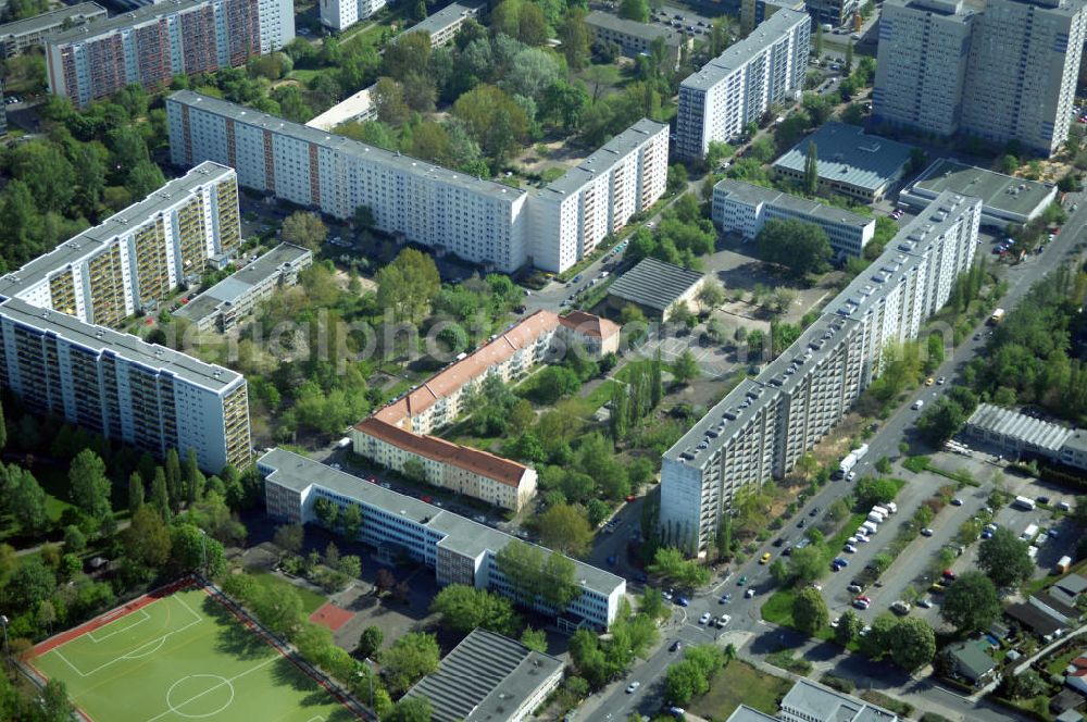 Aerial photograph Berlin - Blick auf das Wohngebiet an der Storkower Strasse, Alfred-Jung-Strasse und Paul-Junius-Strasse in Berlin-Lichtenberg. HERMES DESIGN