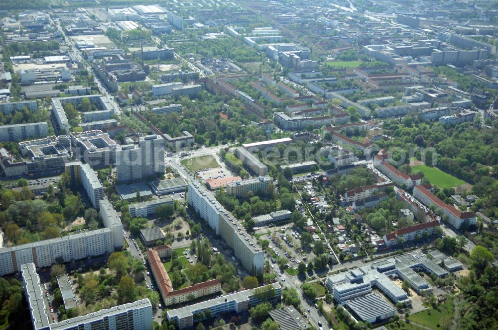 Berlin from above - Blick auf das Wohngebiet an der Storkower Strasse, Alfred-Jung-Strasse und Paul-Junius-Strasse in Berlin-Lichtenberg. HERMES DESIGN