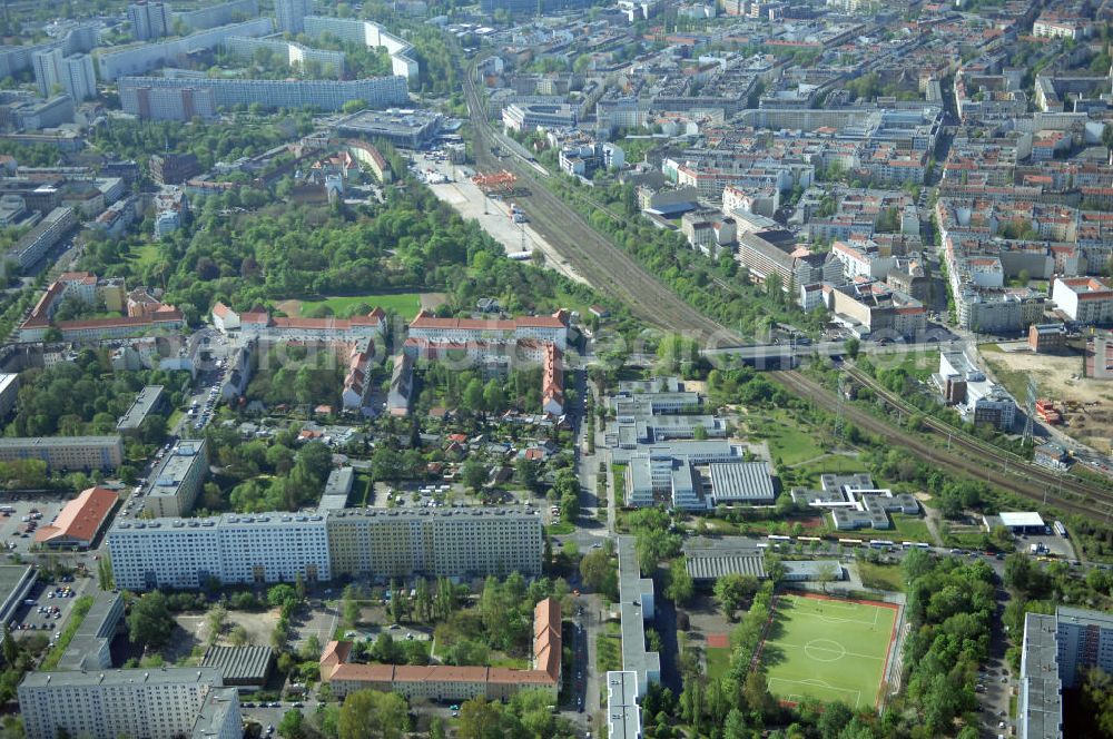 Aerial image Berlin - Blick auf das Wohngebiet an der Storkower Strasse, Alfred-Jung-Strasse und Paul-Junius-Strasse in Berlin-Lichtenberg. HERMES DESIGN