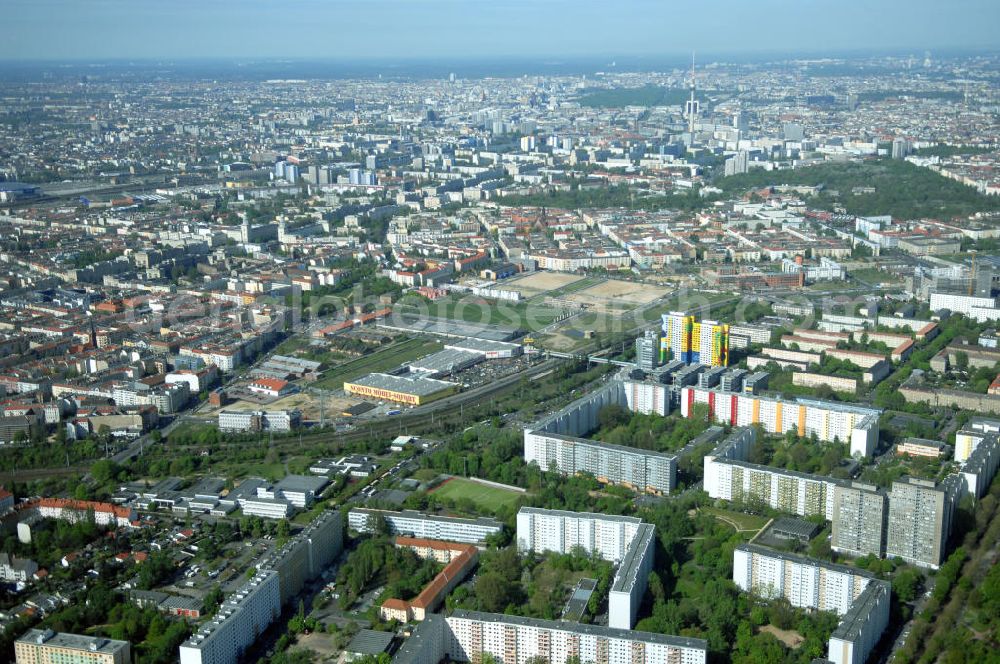 Berlin from above - Blick auf das Wohngebiet an der Storkower Strasse, Alfred-Jung-Strasse und Paul-Junius-Strasse in Berlin-Lichtenberg. HERMES DESIGN