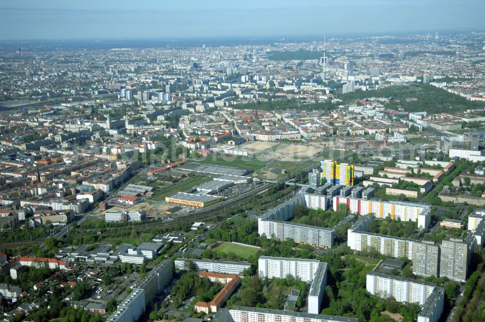 Berlin from the bird's eye view: Blick auf das Wohngebiet an der Storkower Strasse, Alfred-Jung-Strasse und Paul-Junius-Strasse in Berlin-Lichtenberg. HERMES DESIGN