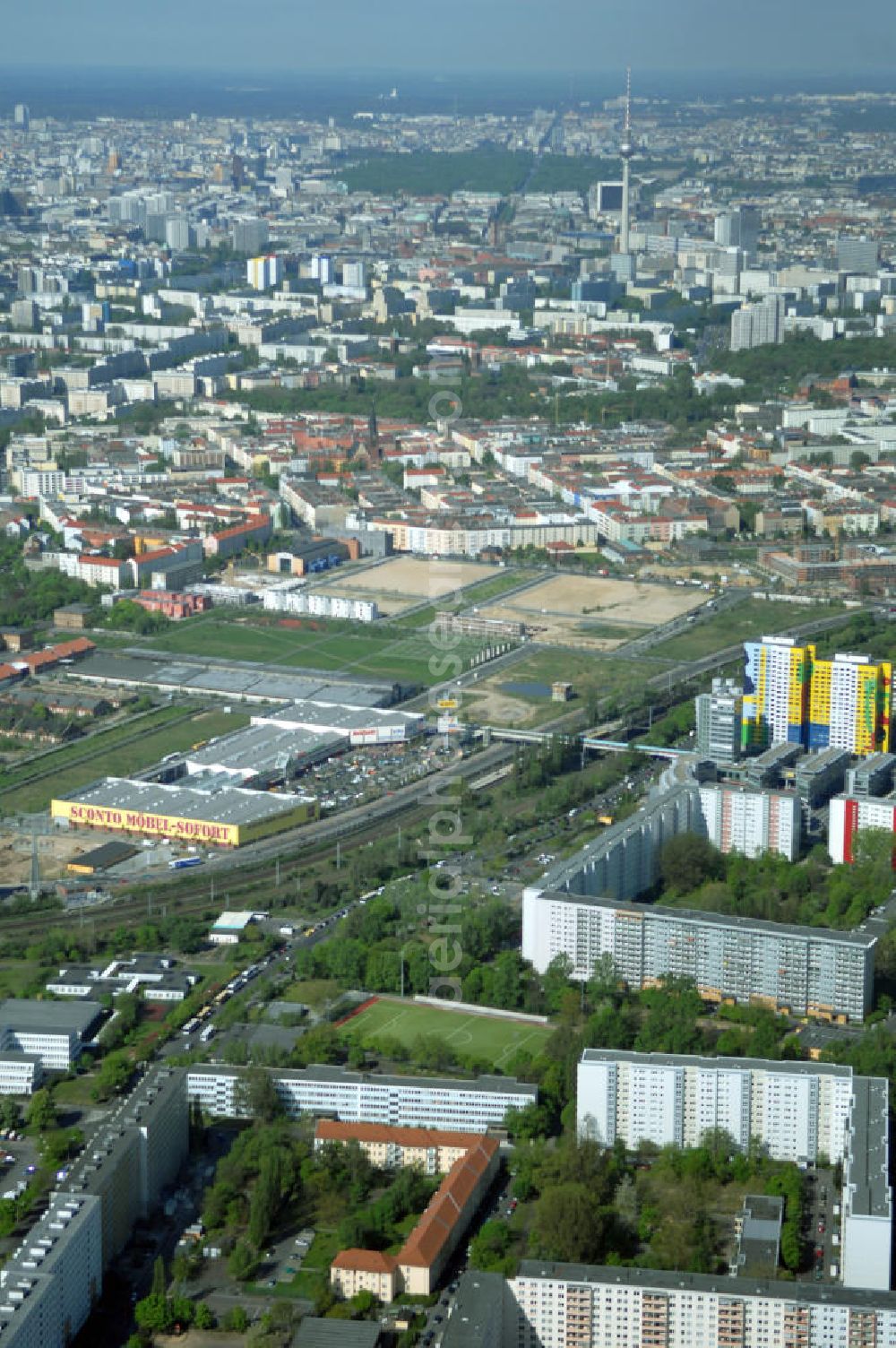 Aerial image Berlin - Blick auf das Wohngebiet an der Storkower Strasse, Alfred-Jung-Strasse und Paul-Junius-Strasse in Berlin-Lichtenberg. HERMES DESIGN