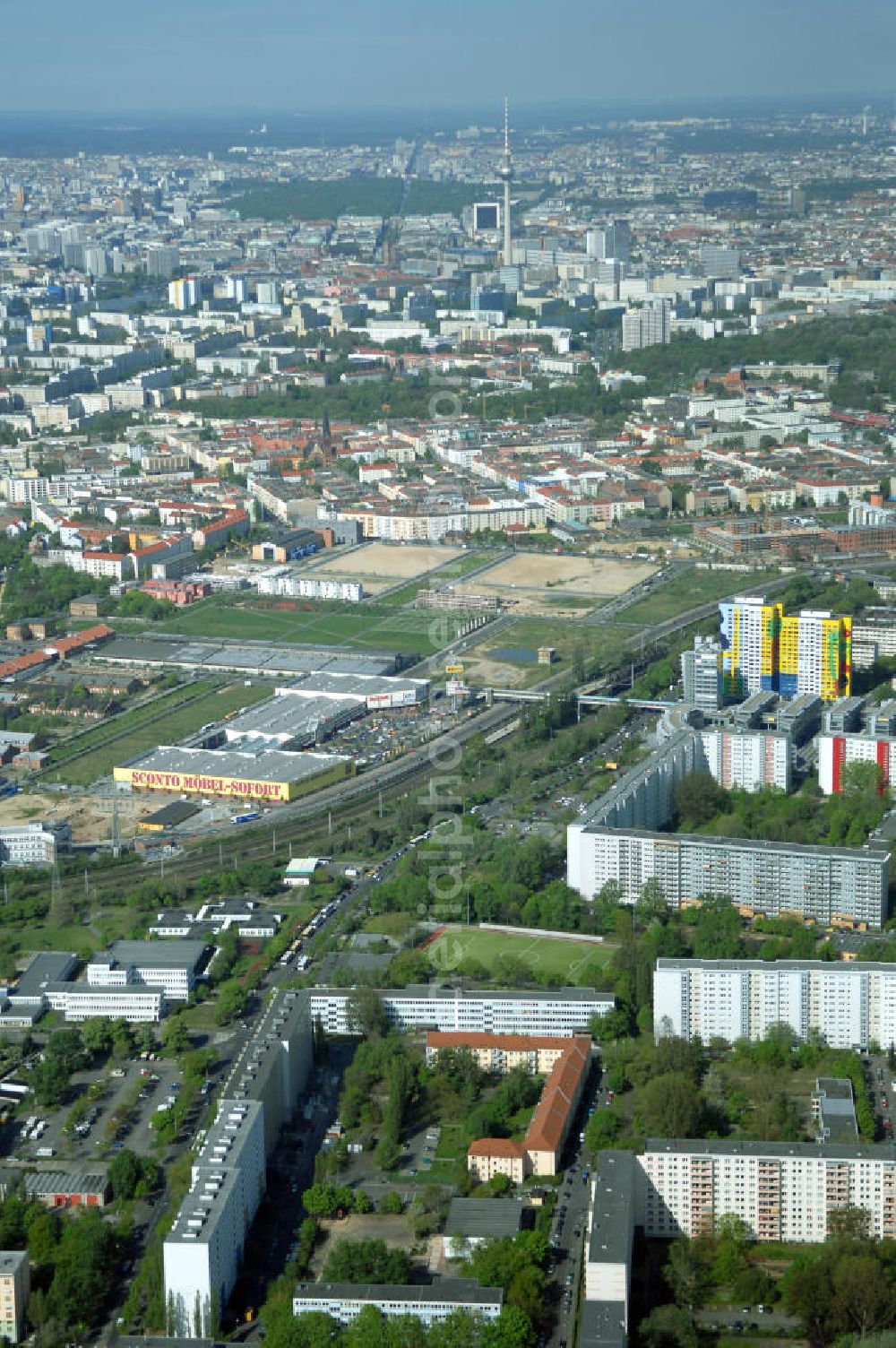 Berlin from above - Blick auf das Wohngebiet an der Storkower Strasse, Alfred-Jung-Strasse und Paul-Junius-Strasse in Berlin-Lichtenberg. HERMES DESIGN