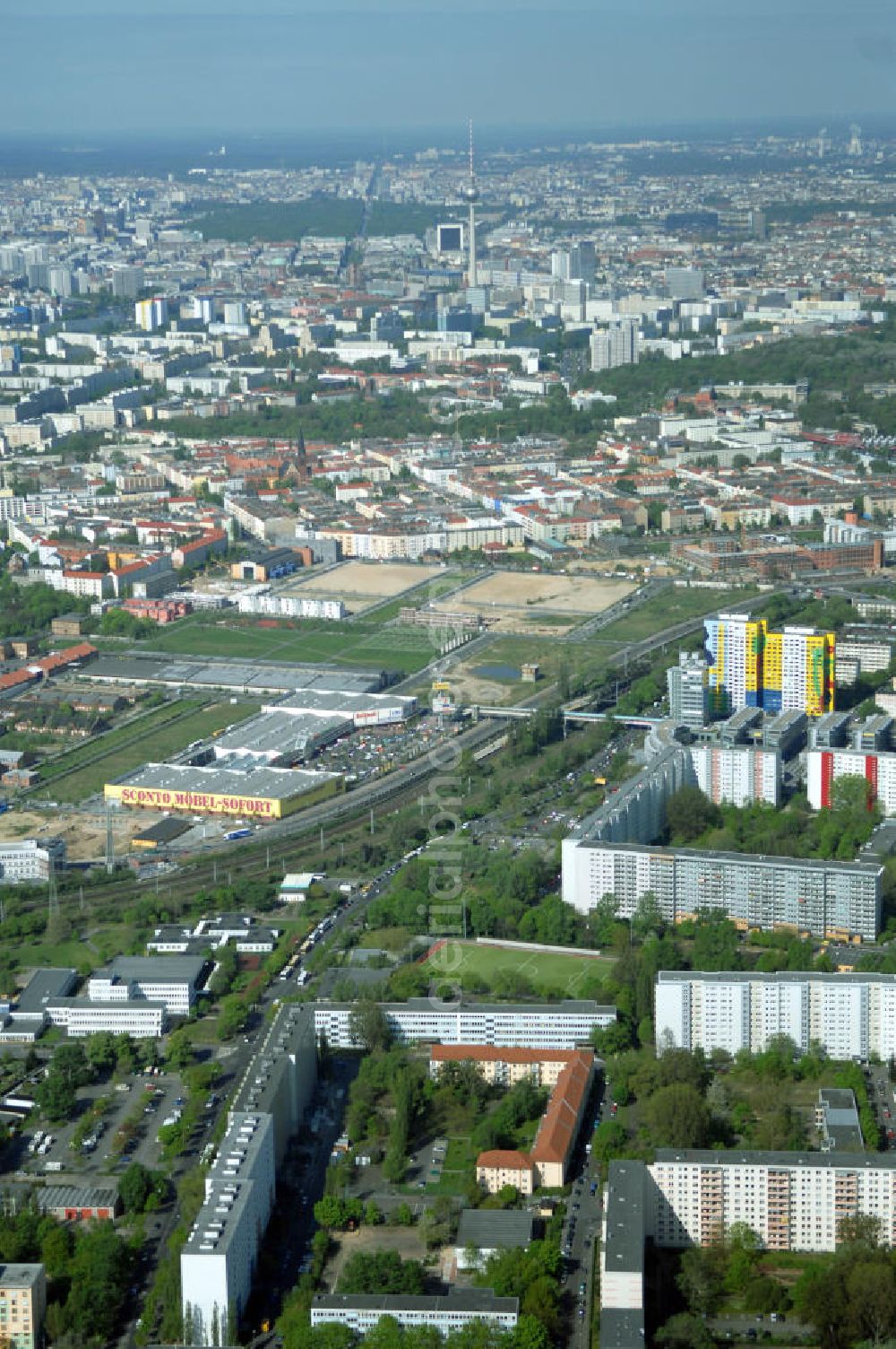 Berlin from the bird's eye view: Blick auf das Wohngebiet an der Storkower Strasse, Alfred-Jung-Strasse und Paul-Junius-Strasse in Berlin-Lichtenberg. HERMES DESIGN