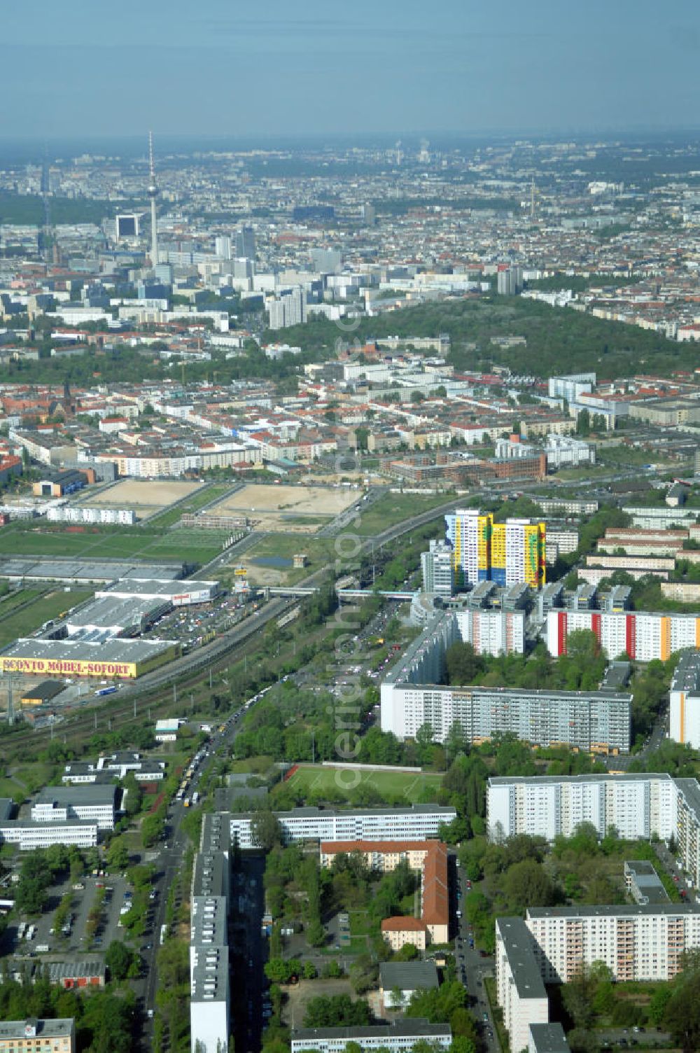 Aerial image Berlin - Blick auf das Wohngebiet an der Storkower Strasse, Alfred-Jung-Strasse und Paul-Junius-Strasse in Berlin-Lichtenberg. HERMES DESIGN