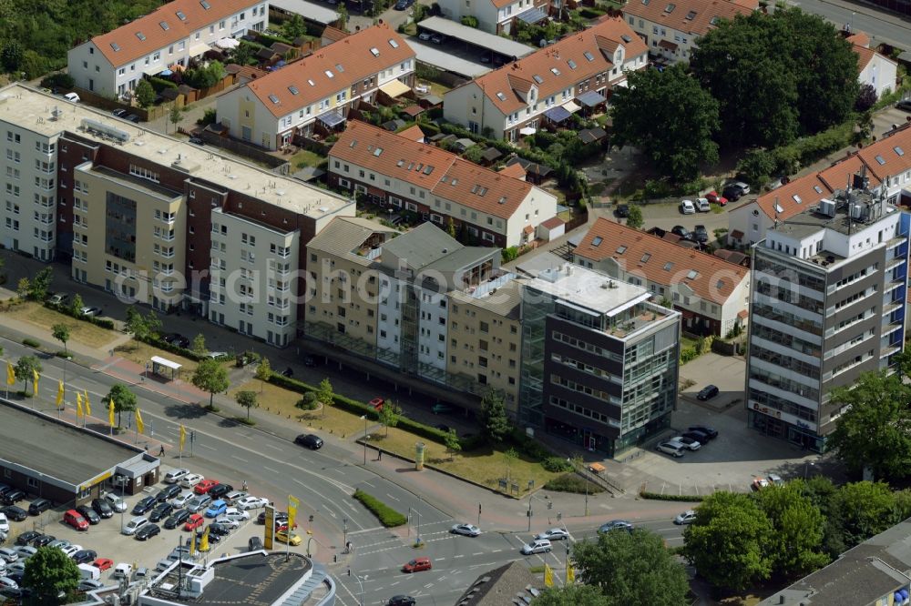 Garbsen from above - Residential area on the street Auf der Horst in Garbsen in the state of Lower Saxony. The residential area consists of several estates and compounds and is located on the junction of Auf der Horst and Berenbosteler Strasse