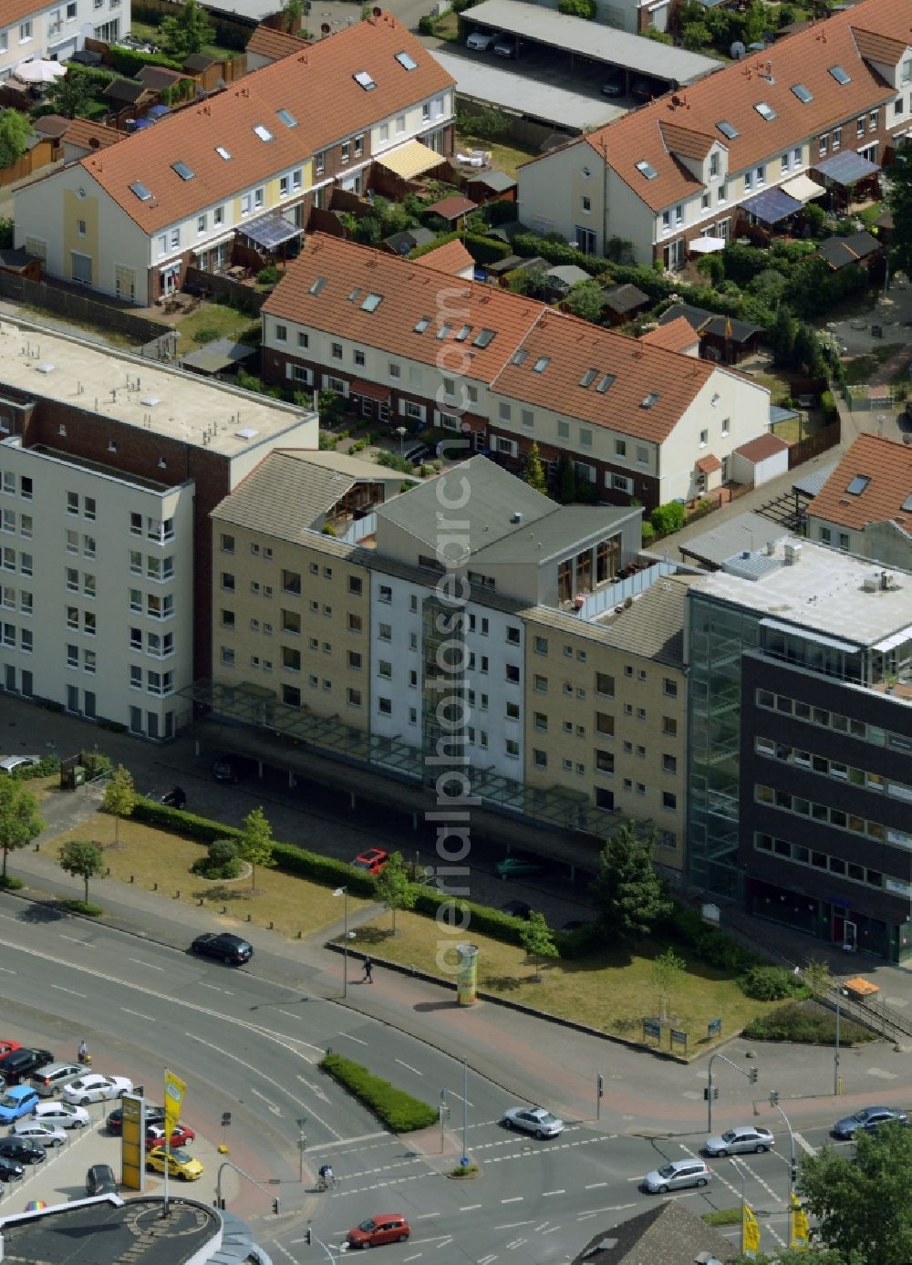 Garbsen from the bird's eye view: Residential area on the street Auf der Horst in Garbsen in the state of Lower Saxony. The residential area consists of several estates and compounds and is located on the junction of Auf der Horst and Berenbosteler Strasse