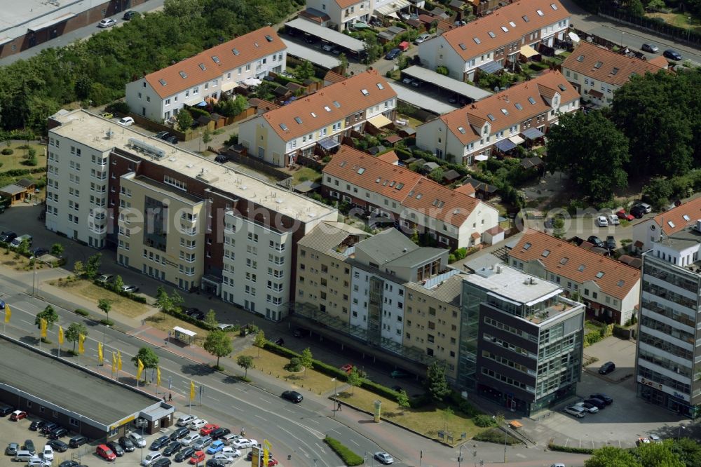 Aerial image Garbsen - Residential area on the street Auf der Horst in Garbsen in the state of Lower Saxony. The residential area consists of several estates and compounds and is located on the junction of Auf der Horst and Berenbosteler Strasse