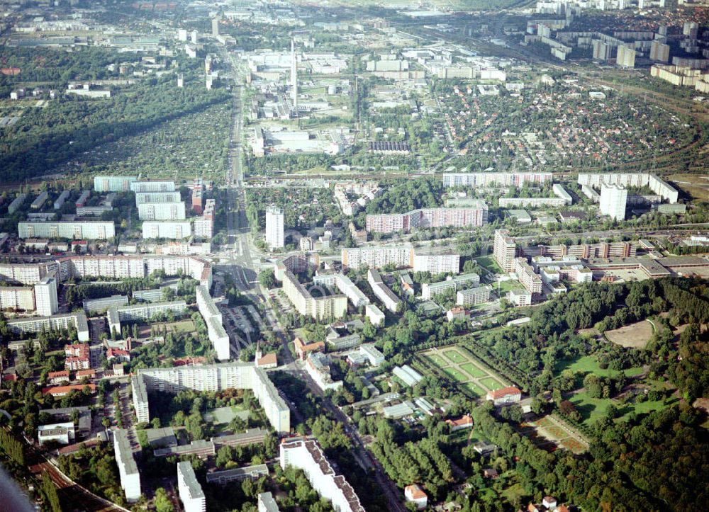 Aerial photograph Berlin - Lichtenberg - Wohngebiet an der Straße am Tierpark / Kowalkestraße in Berlin - Lichtenberg.