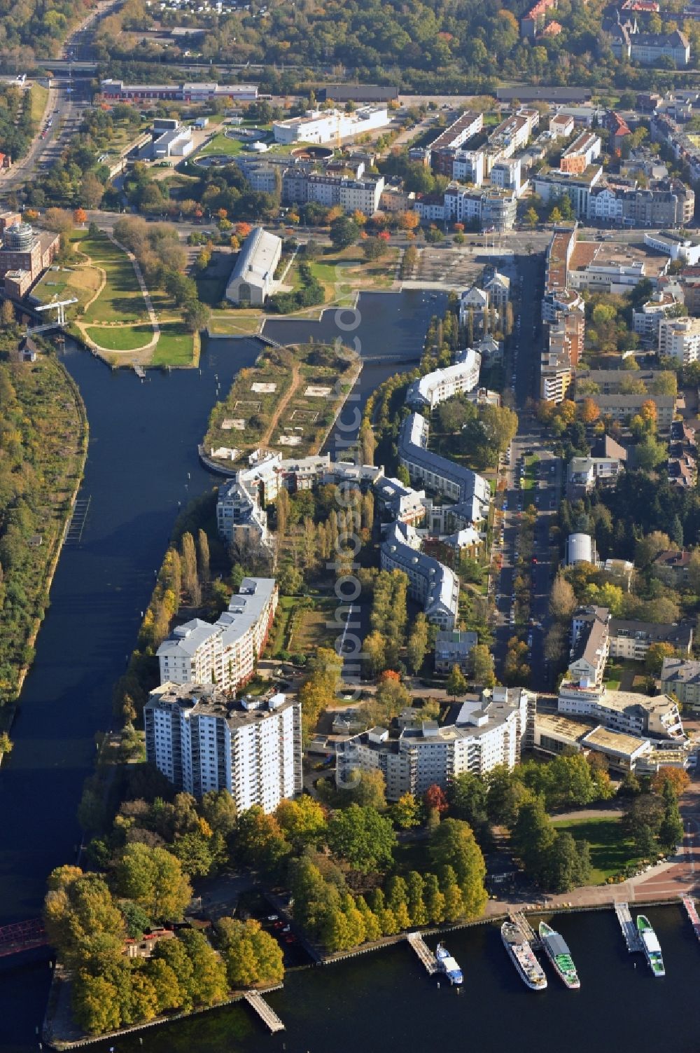 Aerial image Berlin - Residential area of the multi-family house settlement on Tegeler Hafen in the district Reinickendorf in Berlin, Germany