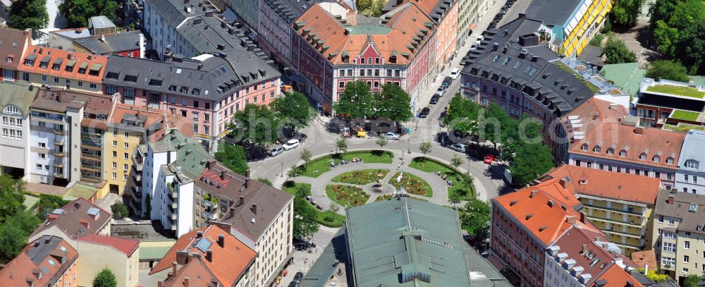 München Isarvorstadt from the bird's eye view: Blick auf das Wohngebiet und das Staatstheater am Gärtnerplatz in der Isarvorstadt in München. View of the residential area and the State Theatre on Gärtnerplatz in Munich.