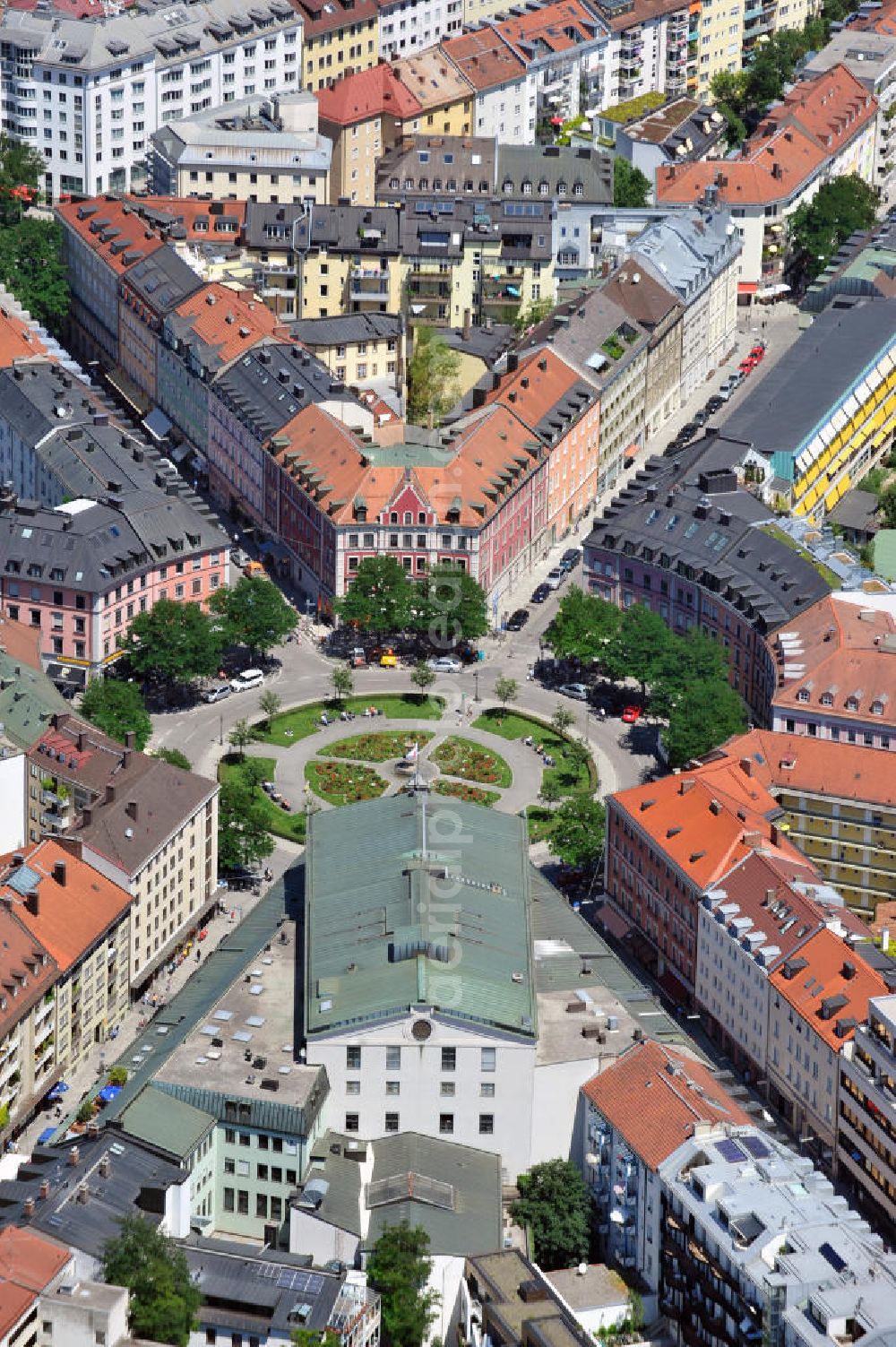 Aerial photograph München Isarvorstadt - Blick auf das Wohngebiet und das Staatstheater am Gärtnerplatz in der Isarvorstadt in München. View of the residential area and the State Theatre on Gärtnerplatz in Munich.