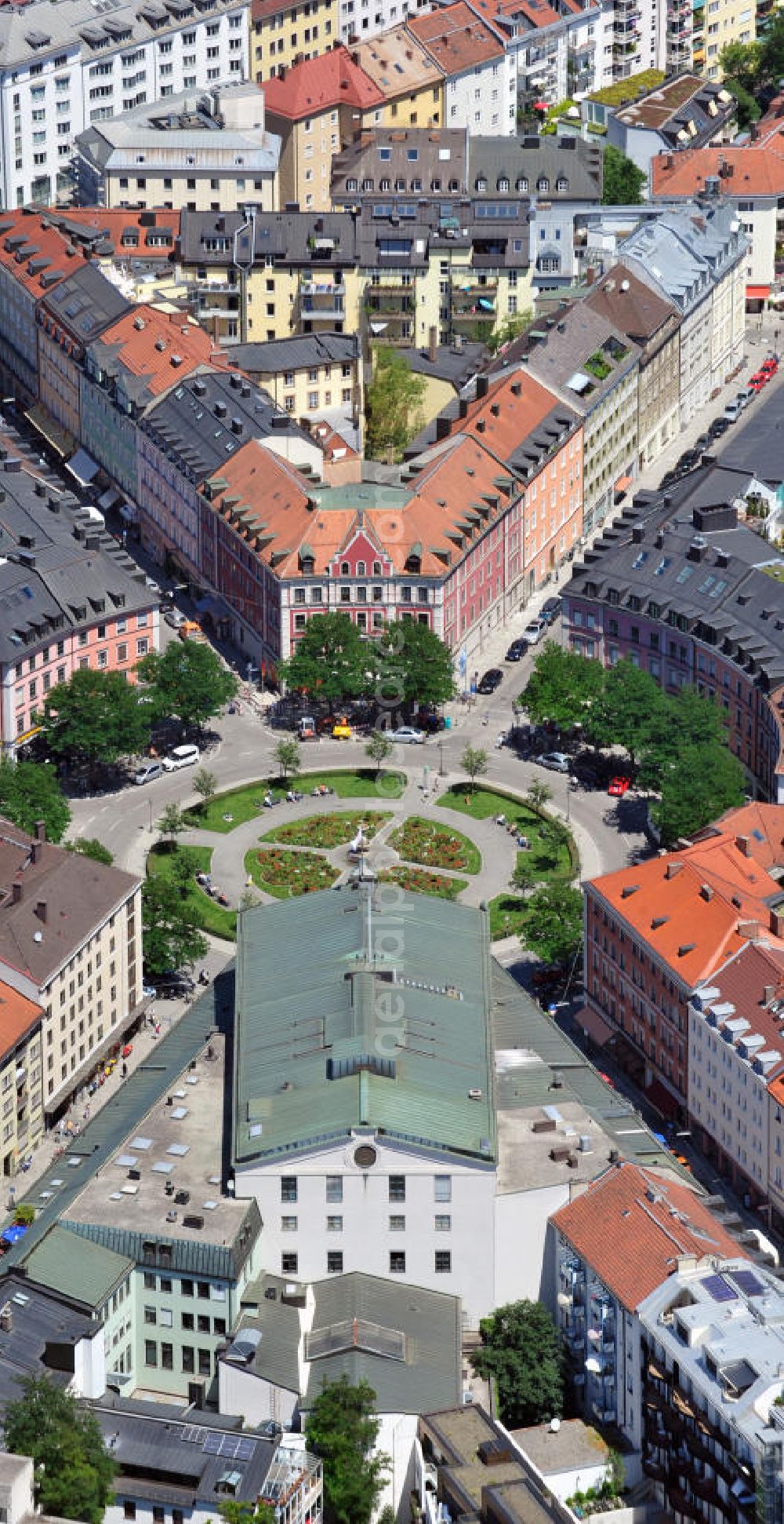 München Isarvorstadt from above - Blick auf das Wohngebiet und das Staatstheater am Gärtnerplatz in der Isarvorstadt in München. View of the residential area and the State Theatre on Gärtnerplatz in Munich.