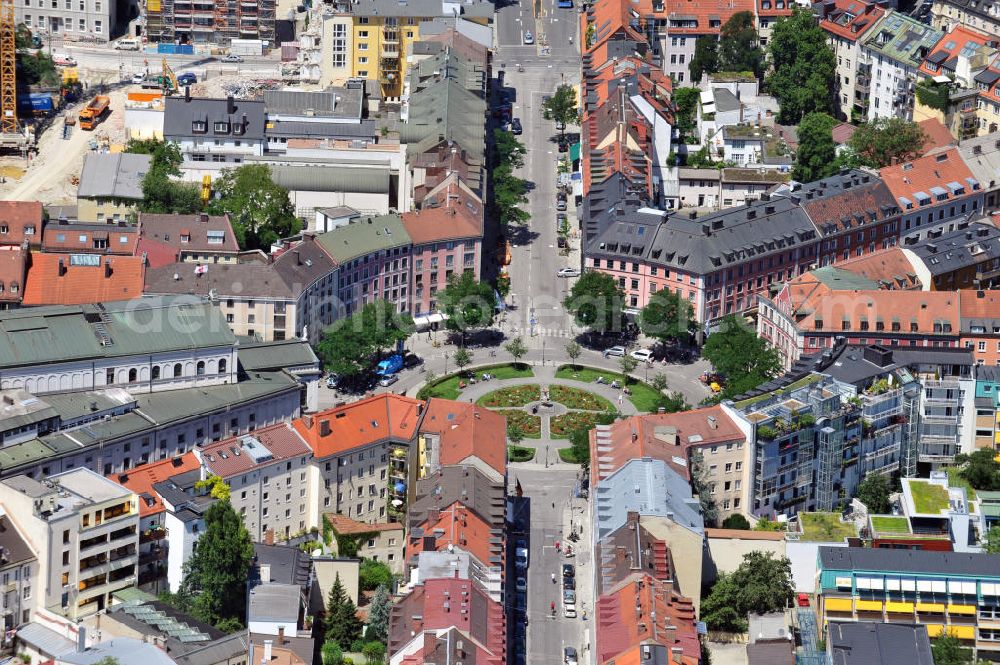 München Isarvorstadt from the bird's eye view: Blick auf das Wohngebiet und das Staatstheater am Gärtnerplatz in der Isarvorstadt in München. View of the residential area and the State Theatre on Gärtnerplatz in Munich.