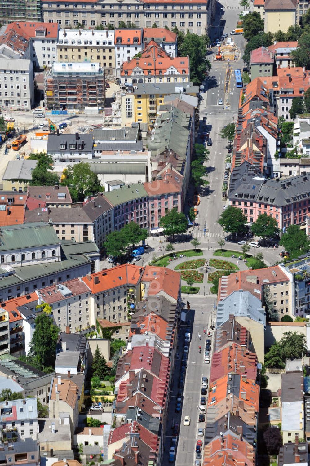 Aerial image München Isarvorstadt - Blick auf das Wohngebiet und das Staatstheater am Gärtnerplatz in der Isarvorstadt in München. View of the residential area and the State Theatre on Gärtnerplatz in Munich.