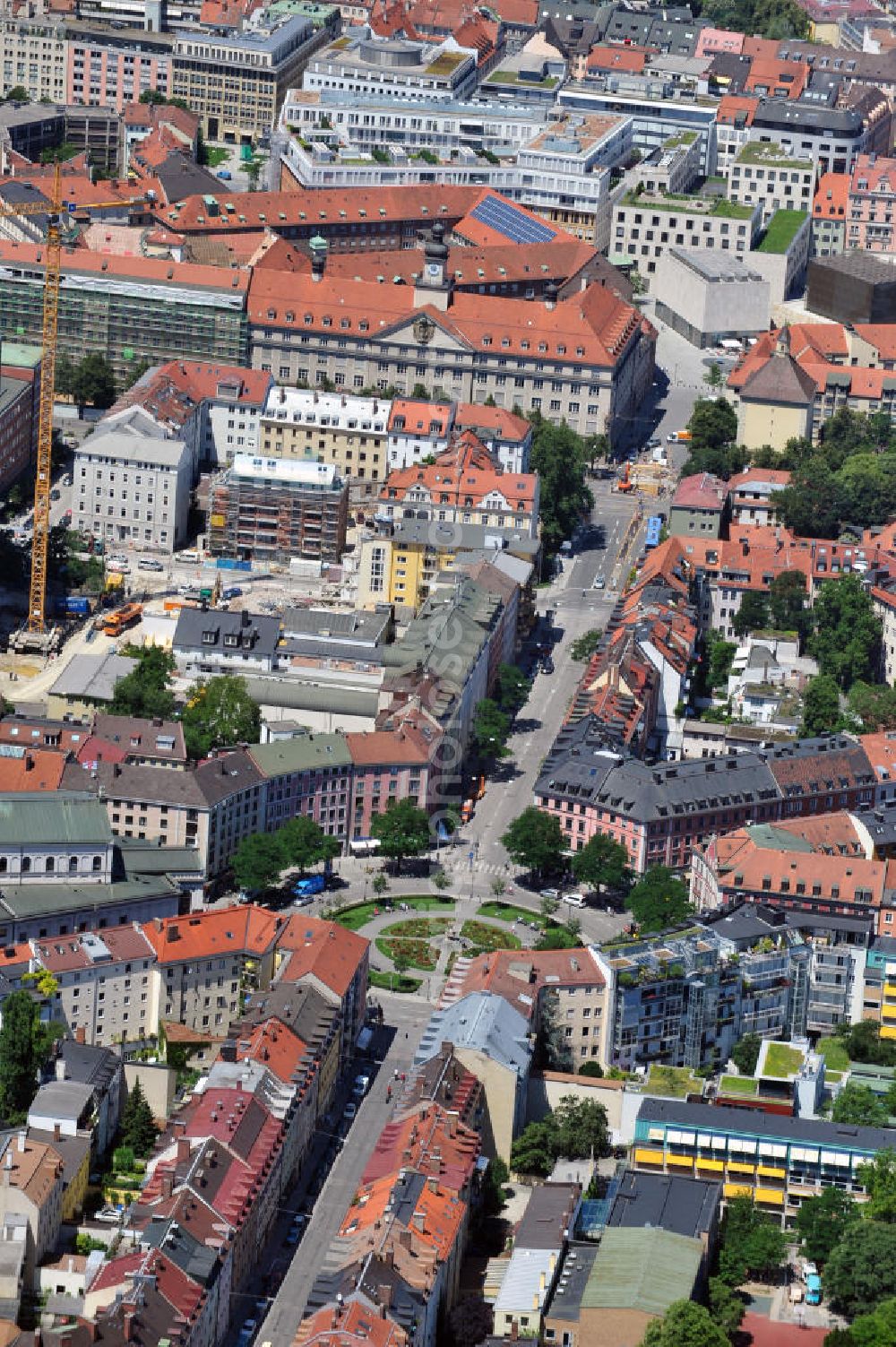 Aerial photograph München Isarvorstadt - Blick auf das Wohngebiet und das Staatstheater am Gärtnerplatz in der Isarvorstadt in München. View of the residential area and the State Theatre on Gärtnerplatz in Munich.