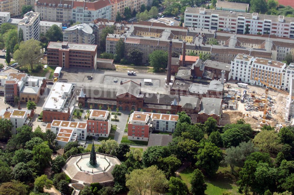 Aerial photograph Berlin - Blick auf das Wohngebiet Viktoria Quartier am Viktoria Park in Berlin- Kreuzberg. Der Wohn- und Geschäftshausbau an der Methfesselstraße (ehem. Schultheiß-Brauerei) am Kreuzberg in Berlin-Kreuzberg erfolgte u.a. durch die Baywobau Berlin. View of the Victorian residential district on Victoria Park in Berlin-Kreuzberg.