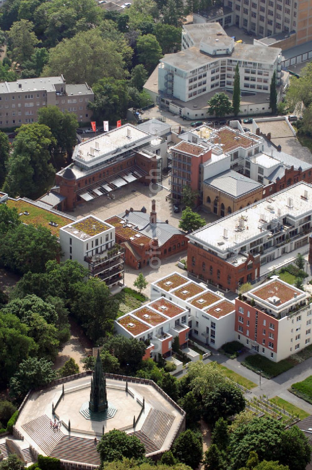 Berlin from above - Blick auf das Wohngebiet Viktoria Quartier am Viktoria Park in Berlin- Kreuzberg. Der Wohn- und Geschäftshausbau an der Methfesselstraße (ehem. Schultheiß-Brauerei) am Kreuzberg in Berlin-Kreuzberg erfolgte u.a. durch die Baywobau Berlin. View of the Victorian residential district on Victoria Park in Berlin-Kreuzberg.