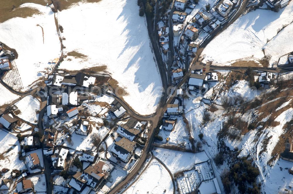 Aerial photograph Voels - Blick auf das winterlich verschneite Wohngebiet bei den Straßen Schießstandweg, Schlossweg, Kartatschenweg und Dorfstraße in Voels am Schlern (Fiè Allo Sciliar) in Italien.