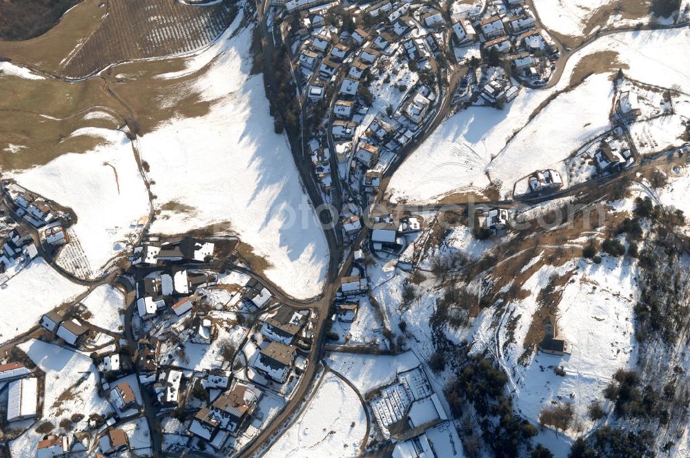 Voels from above - Blick auf das winterlich verschneite Wohngebiet bei den Straßen Schießstandweg, Schlossweg, Kartatschenweg und Dorfstraße in Voels am Schlern (Fiè Allo Sciliar) in Italien.