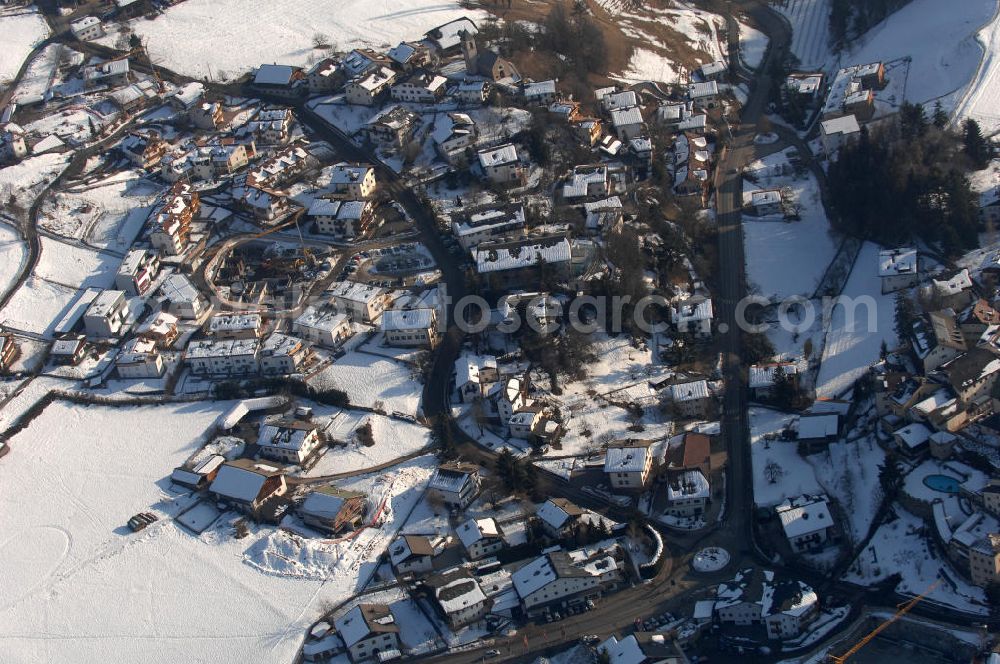 Voels from above - Blick auf das winterlich verschneite Wohngebiet mit Hang von Voels am Schlern (Fiè Allo Sciliar) in Italien.