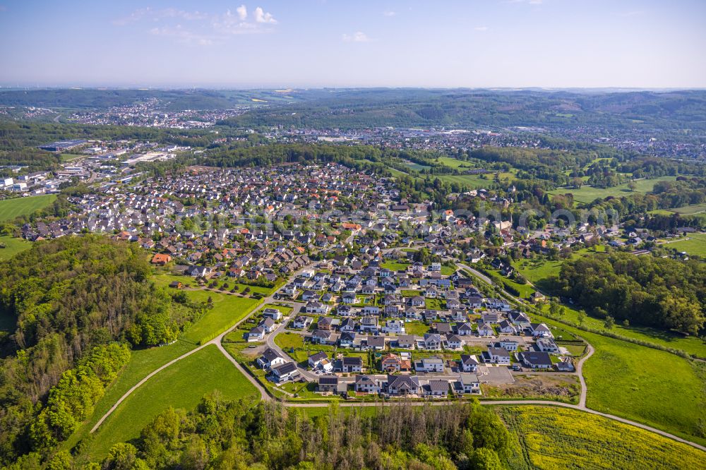 Arnsberg from the bird's eye view: Residential areas on the edge of forest areas in Arnsberg at Sauerland in the state North Rhine-Westphalia, Germany