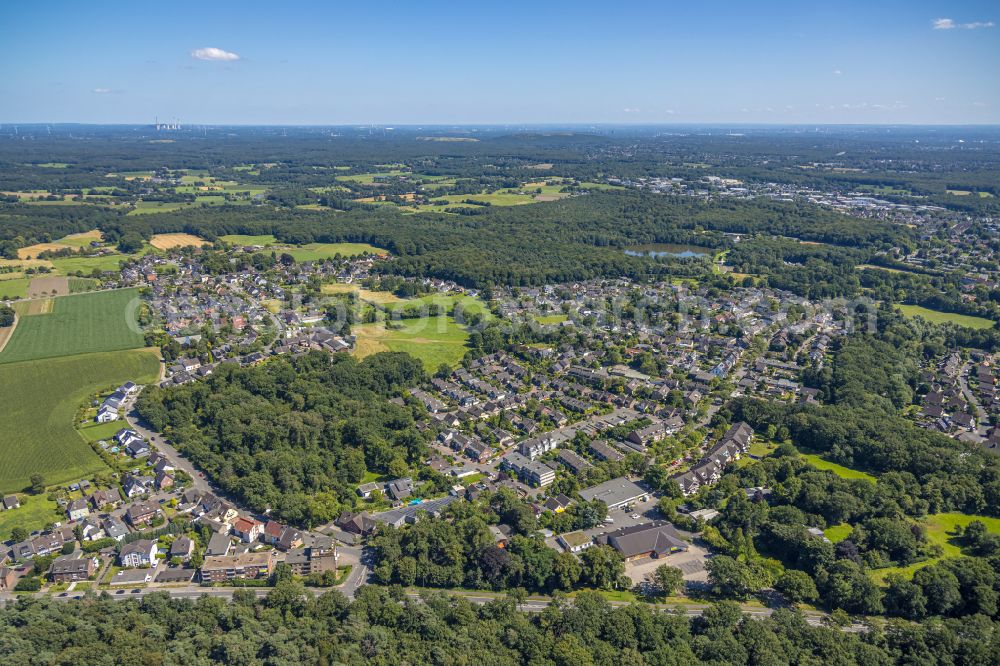 Dinslaken from the bird's eye view: Residential areas on the edge of forest areas on street Kirchstrasse in the district Oberlohberg in Dinslaken at Ruhrgebiet in the state North Rhine-Westphalia, Germany