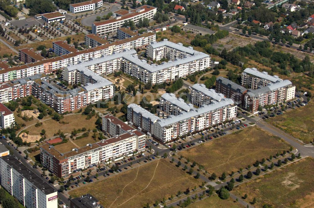 Berlin from the bird's eye view: Blick auf das Wohngebiet Weiße Taube in Hohenschönhausen an der Landsberger Allee / Schalkauer Strasse in Berlin-Lichtenberg. Auf dem Gelände einer ehemaligen Gärtnerei entstanden in raumklimatisch gesunder Ziegelbauweise geförderte 1,5 bis 4-Zimmerwohnungen von ca. 50 bis über 100 m², zwei Kindertagesstätten, Räumlichkeiten für eine gemischte gewerbliche Struktur: Geschäfte, Arztpraxen, Büros und gastronomische Betriebe - rundum ein umfassendes Güter- und Dienstleistungsangebot in einem weitgehend eigenständigen, attraktiven Wohngebiet. Kontakt: