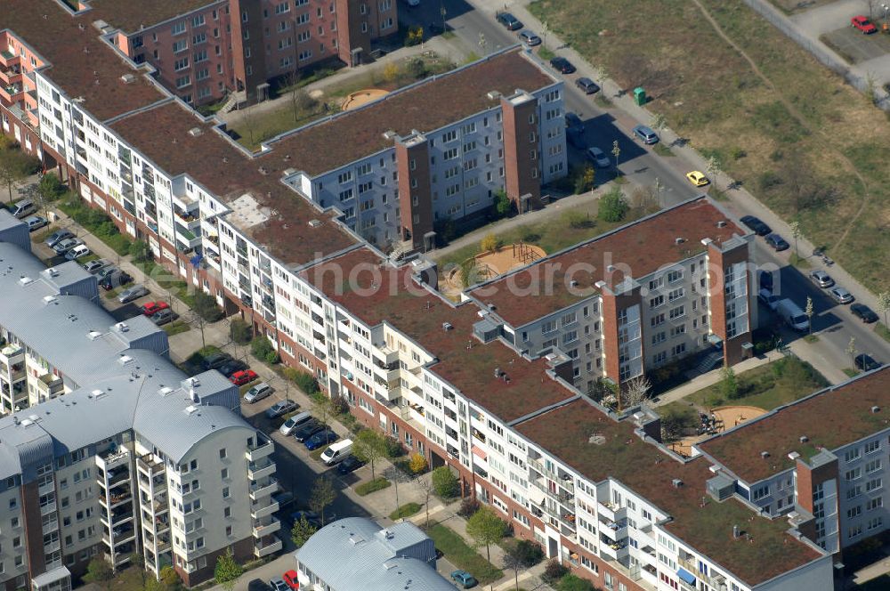 Aerial photograph Berlin - Blick auf das Wohngebiet Weiße Taube in Berlin Hohenschönhausen an der Schalkauer Strasse. Die Wohnhäuser entstanden auf dem Gelände einer ehemaligen Gärtnerei. View of the residential area White Dove in Berlin at the Hohenschönhausen Schalkauer Street. The houses built on the site of a former nursery.