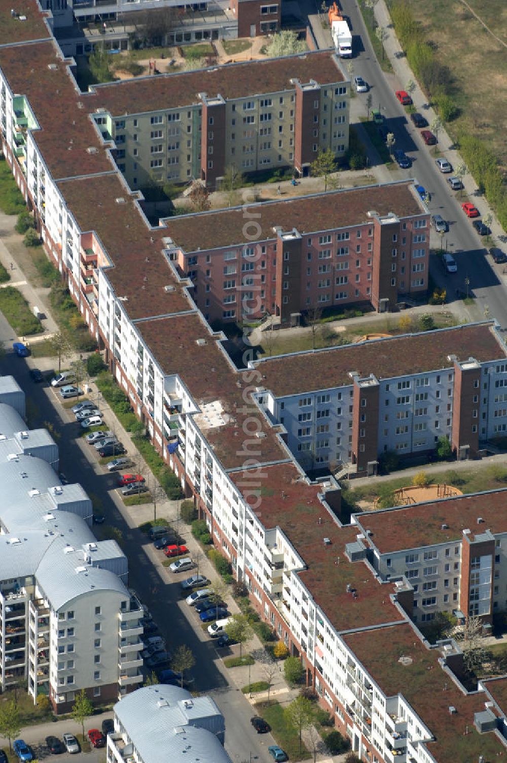 Berlin from above - Blick auf das Wohngebiet Weiße Taube in Berlin Hohenschönhausen an der Schalkauer Strasse. Die Wohnhäuser entstanden auf dem Gelände einer ehemaligen Gärtnerei. View of the residential area White Dove in Berlin at the Hohenschönhausen Schalkauer Street. The houses built on the site of a former nursery.