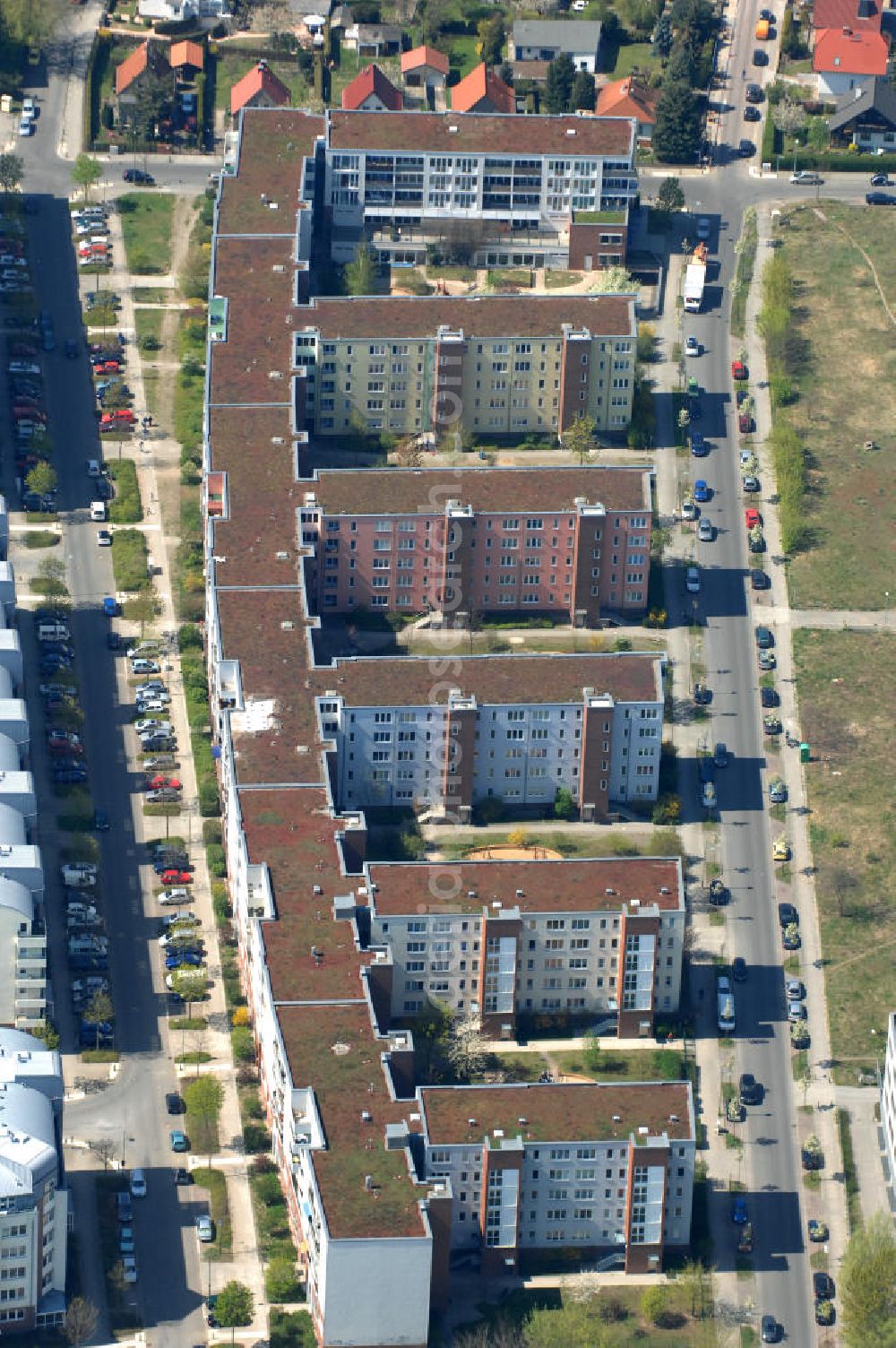 Berlin from the bird's eye view: Blick auf das Wohngebiet Weiße Taube in Berlin Hohenschönhausen an der Schalkauer Strasse. Die Wohnhäuser entstanden auf dem Gelände einer ehemaligen Gärtnerei. View of the residential area White Dove in Berlin at the Hohenschönhausen Schalkauer Street. The houses built on the site of a former nursery.