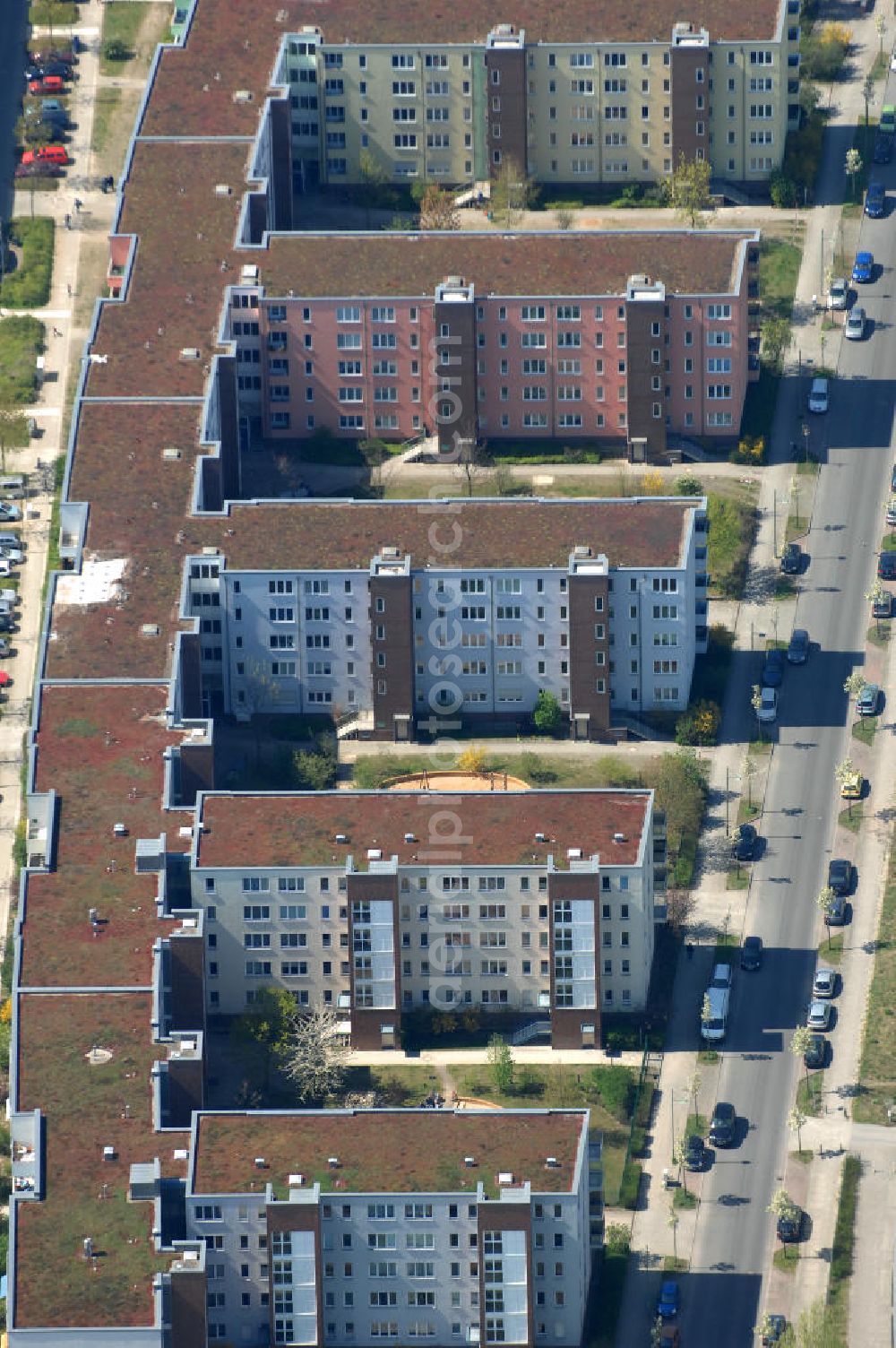 Aerial image Berlin - Blick auf das Wohngebiet Weiße Taube in Berlin Hohenschönhausen an der Schalkauer Strasse. Die Wohnhäuser entstanden auf dem Gelände einer ehemaligen Gärtnerei. View of the residential area White Dove in Berlin at the Hohenschönhausen Schalkauer Street. The houses built on the site of a former nursery.