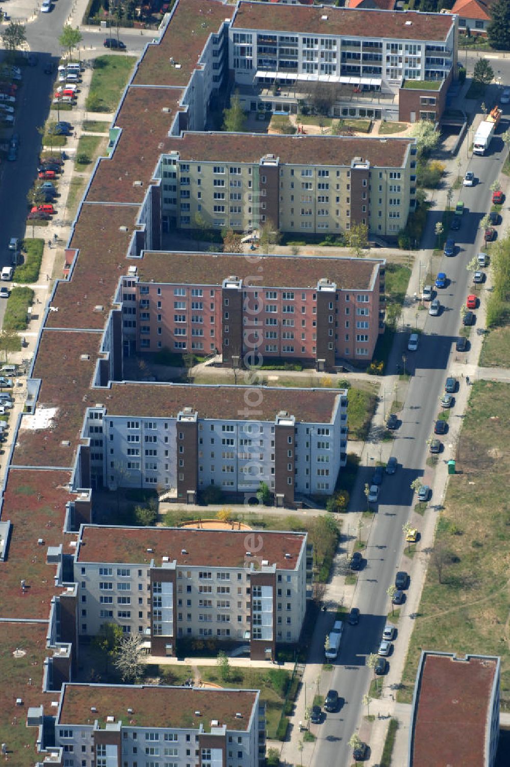 Aerial photograph Berlin - Blick auf das Wohngebiet Weiße Taube in Berlin Hohenschönhausen an der Schalkauer Strasse. Die Wohnhäuser entstanden auf dem Gelände einer ehemaligen Gärtnerei. View of the residential area White Dove in Berlin at the Hohenschönhausen Schalkauer Street. The houses built on the site of a former nursery.