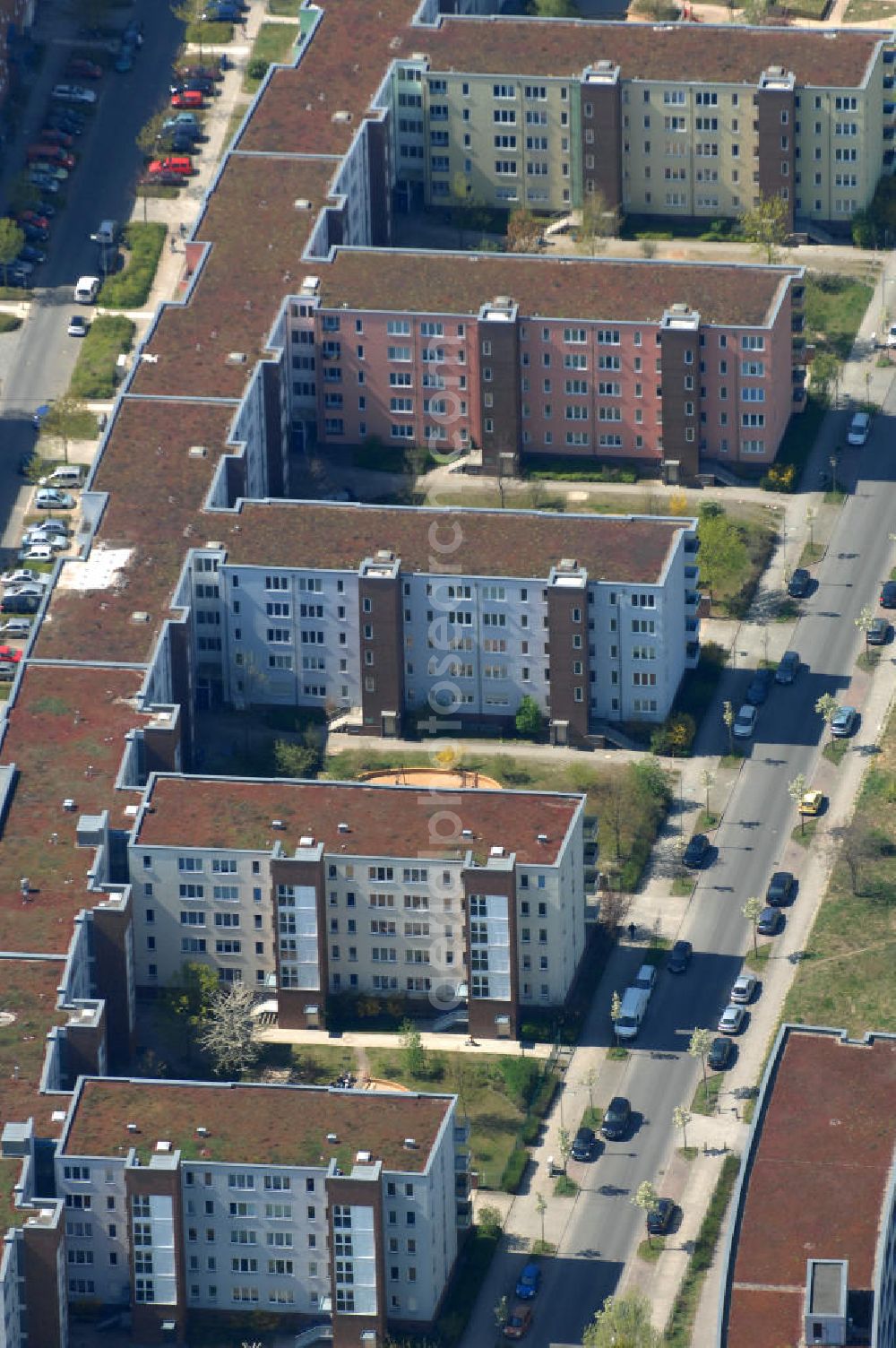 Berlin from above - Blick auf das Wohngebiet Weiße Taube in Berlin Hohenschönhausen an der Schalkauer Strasse. Die Wohnhäuser entstanden auf dem Gelände einer ehemaligen Gärtnerei. View of the residential area White Dove in Berlin at the Hohenschönhausen Schalkauer Street. The houses built on the site of a former nursery.